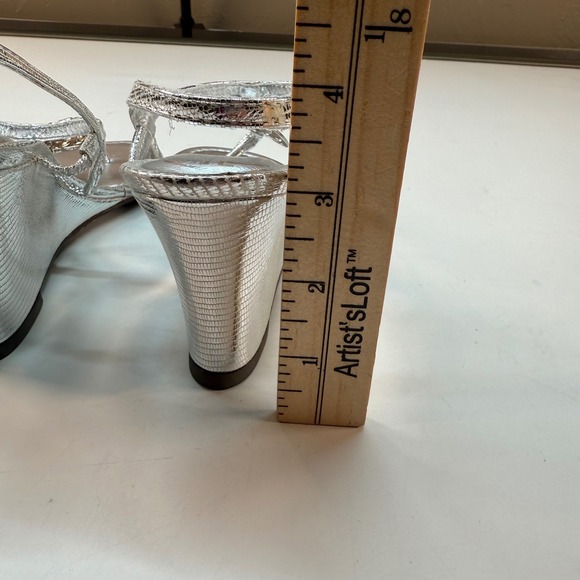 Lilly‎ Pulitzer Silver Metallic Wedge Sandals Logo Medallion Women's Size 6 - Picture 8 of 10
